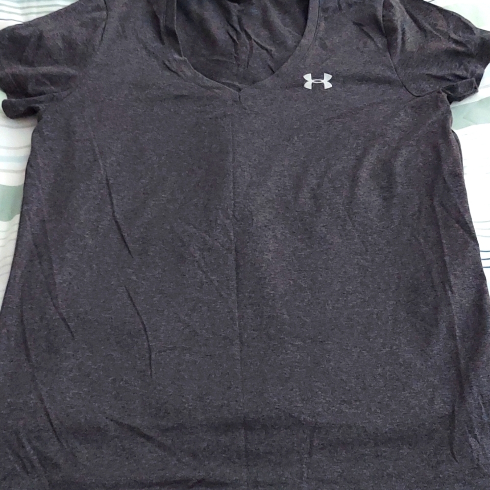 XL Under Armour moisture wick tee